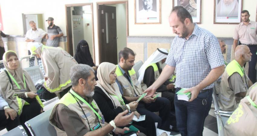 رابطة علماء فلسطين توزّع على الحجاج 