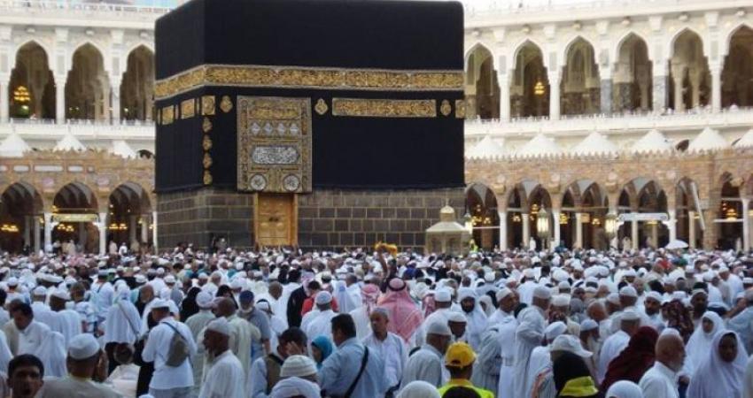 الحجاج يطوفون حول الكعبة