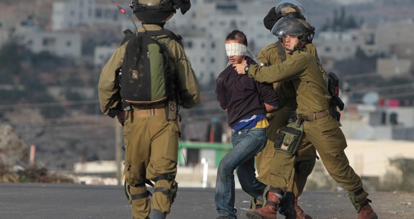 الاحتلال يسلم مواطنين من بيت أمر بلاغات لمراجعة مخابراته