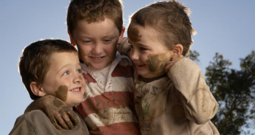 n-PLAYING-OUTSIDE-KIDS-MUD-large570