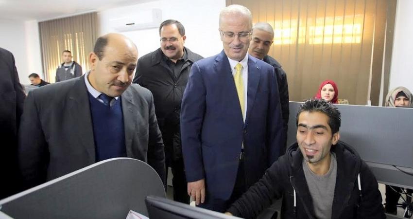 الحمد الله يتفقد الامتحانات الإلكترونية بديوان الموظفين