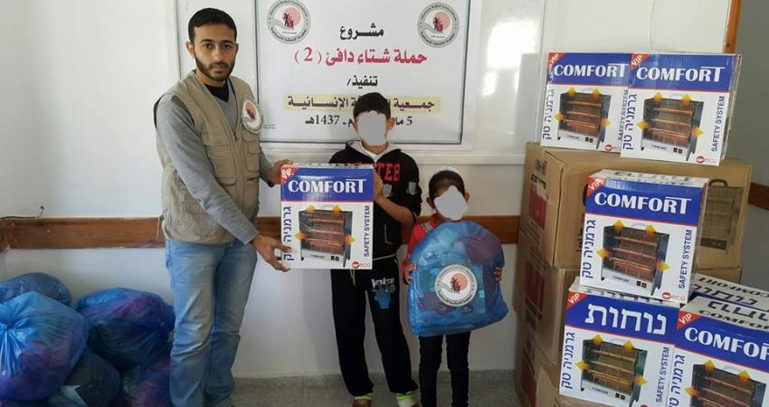 صورة خبر توزيع الإغاثة الإنسانية كسوة على فقراء النصيرات