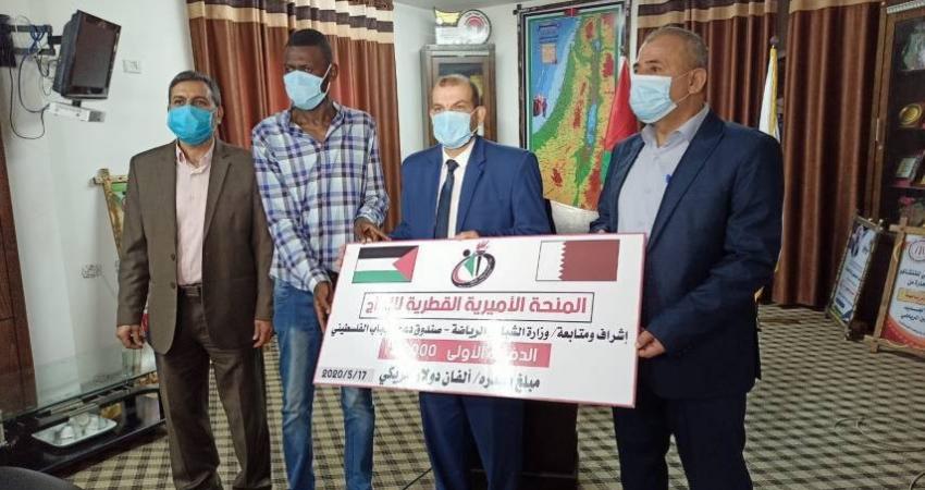 "الشباب والرياضة" تسلم الدفعة الأولى من المنحة القطرية للزواج