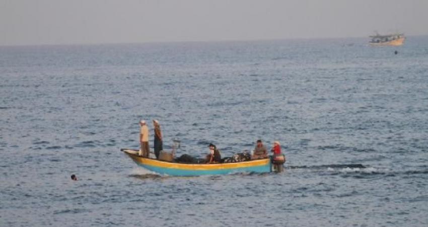 إصابة صيادَين بانقلاب مركب في عرض بحر غزة