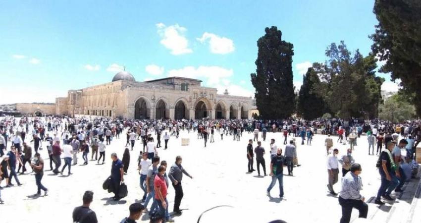 عشرات الآلاف يؤدون صلاة الجمعة بالمسجد الأقصى