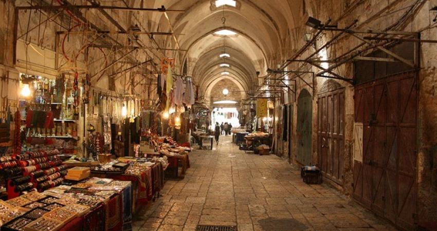 توقفت السياحة التي تعتبر اكسجين البلدة القديمة بفعل الفيروس