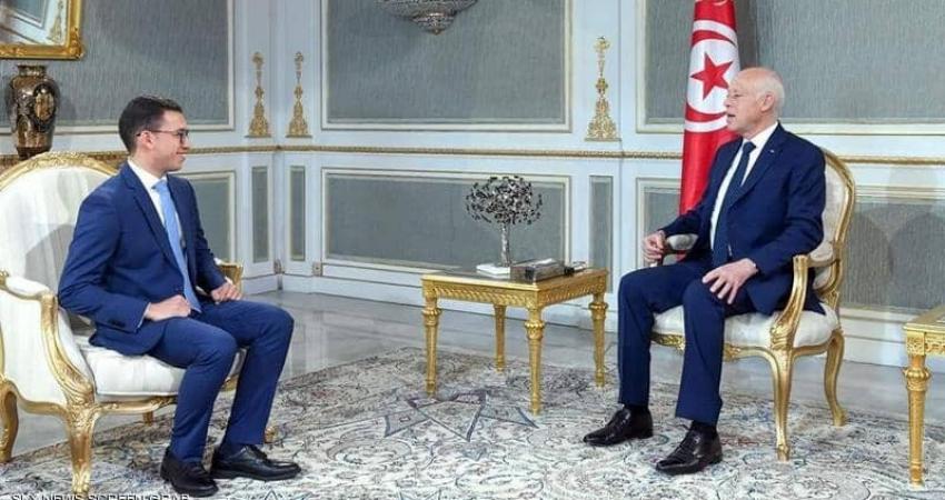 الطالب التونسي وسيم الذوادي مع الرئيس قيس سعيد