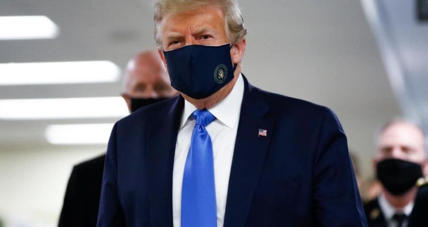 ترامب يرتدي الكمامة للمرة الأولى