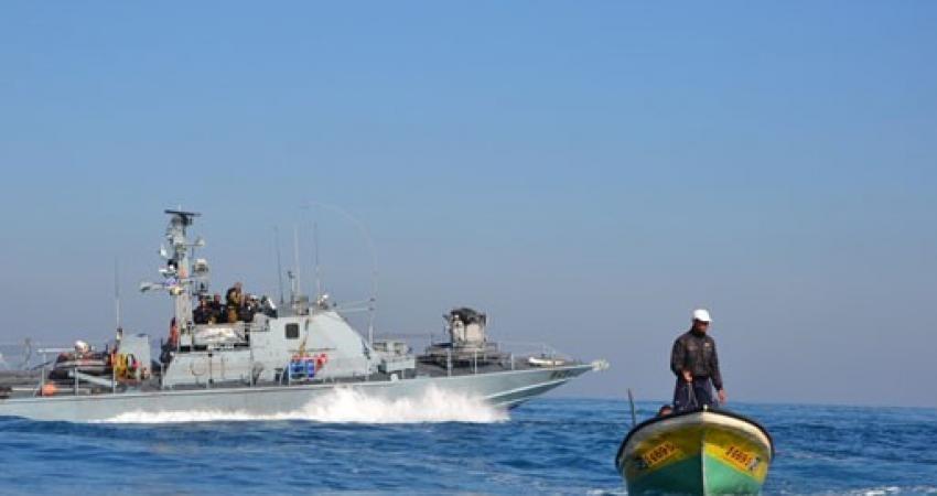 الاحتلال يستهدف ويلاحق الصيادين قبالة سواحل غزة