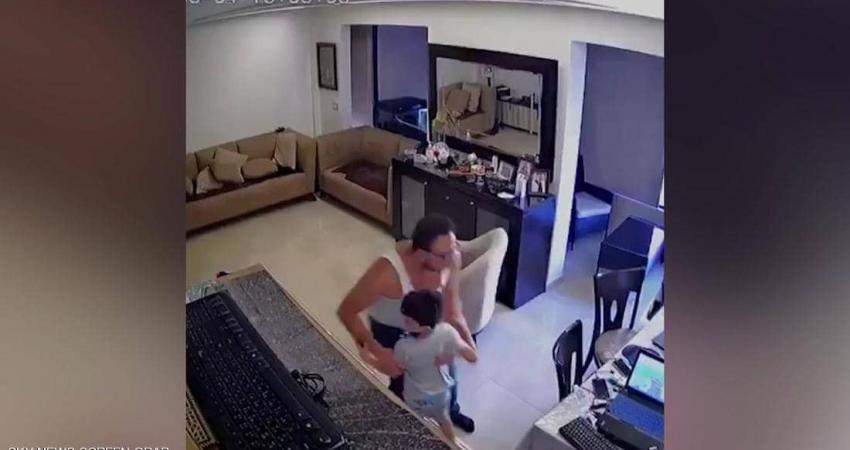 أب يتحضن ابنه لحمايته من انفجار "مرفأ بيروت"
