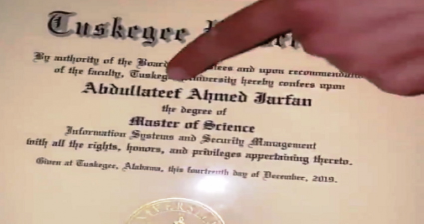 أكاديمي سعودي عاطل يجذب انتباه المواطنين على طريقته الخاصة والنتيجة لم تكن متوقعة