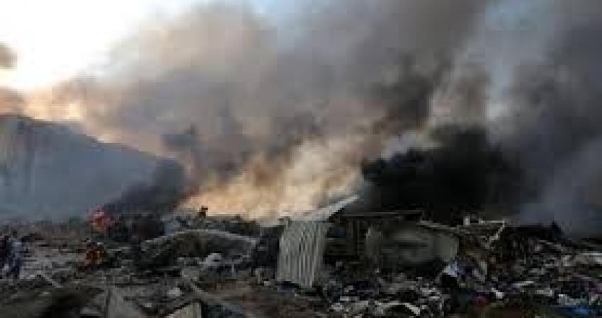 باخرة تحترق بمرفأ بيروت بعد الانفجار الضخم