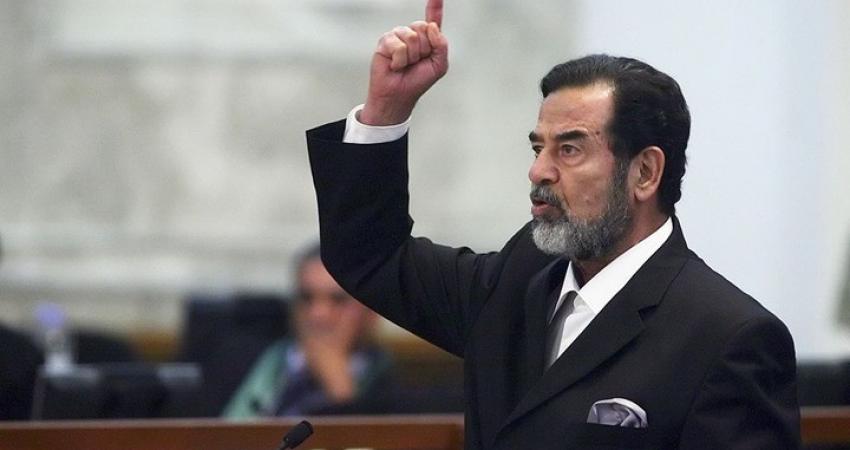 تبين أن الرئيس العراقي لم يظهر باسما في أي من اللحظات السابقة لإعدامه-