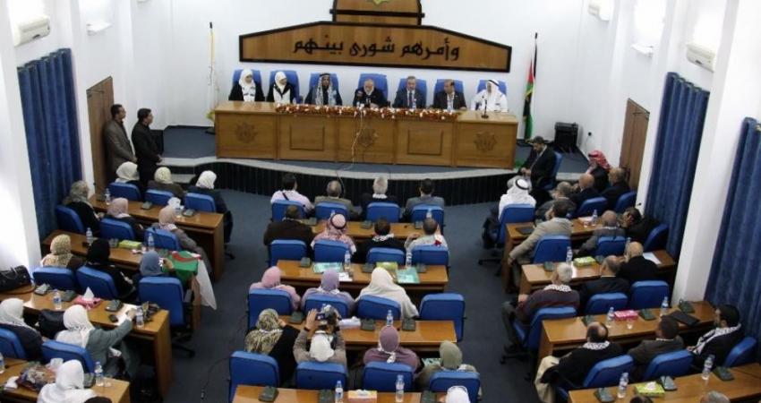 "التشريعي" يوصي بتشكيل جبهة لعزل ومقاطعة أنظمة التطبيع