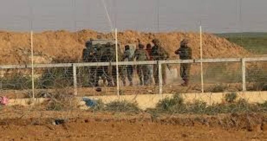 الاحتلال يعتقل 4 فلسطينيين بزعم عبورهم السياج الحدودي من القطاع