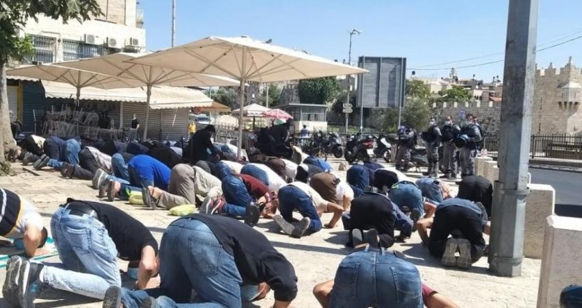 آلاف المصلين يؤدون صلاة الجمعة بالمسجد الأقصى