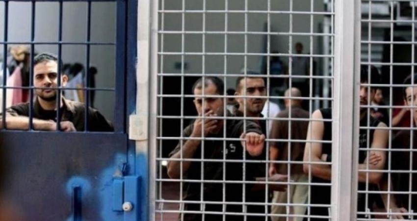 خمسة أسرى يدخلون أعواماً جديدة بسجون الاحتلال
