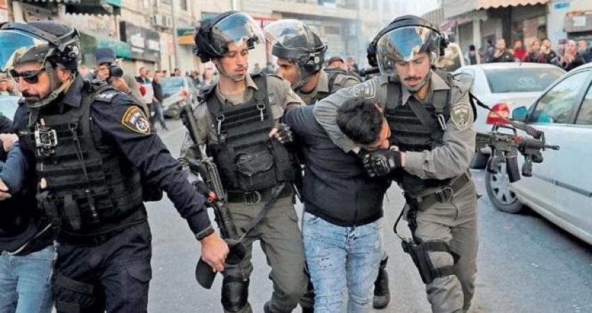 الاحتلال يعتقل شابين ويفرج عن اثنين آخرين بالقدس