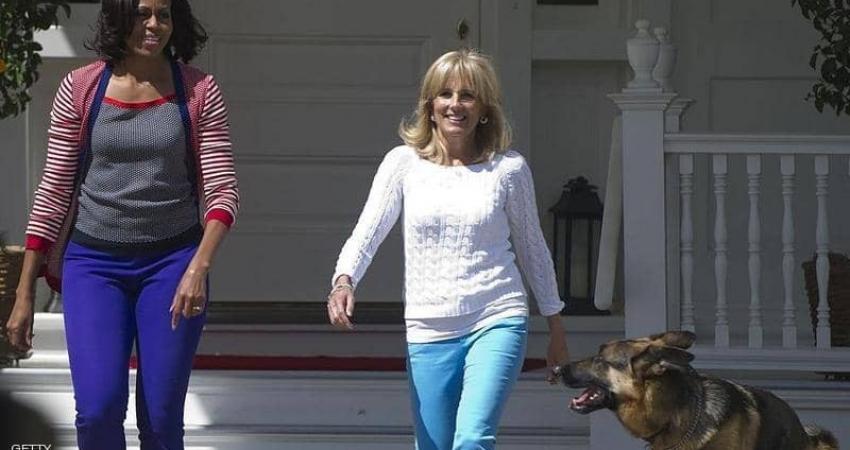زوجة بايدن وميشيل أوباما برفقة الكلب تشامب