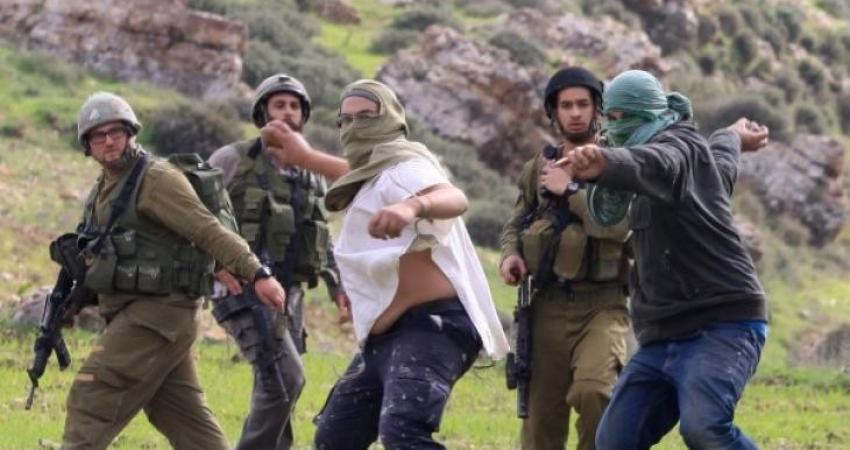 مستوطنون يعتدون على قاطفي الزيتون ببلدة فوريك في نابلس