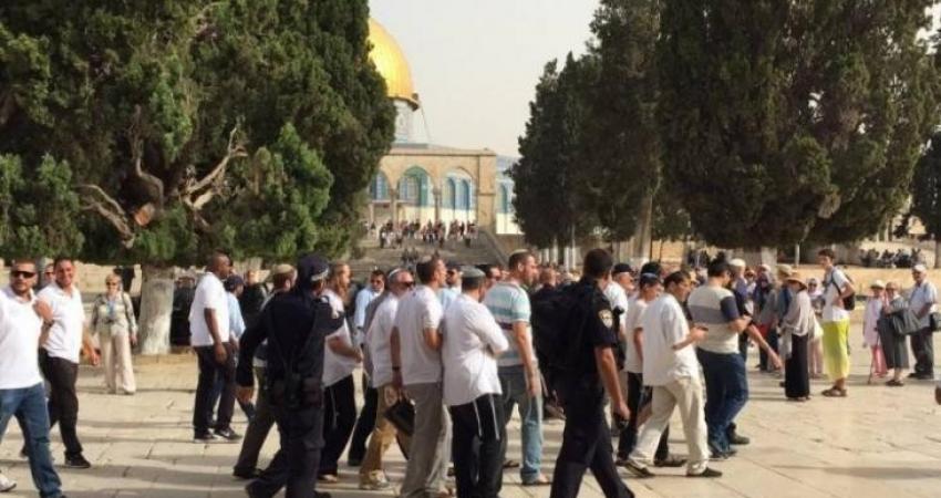 عشرات المستوطنين يداهمون المسجد الأقصى بحراسة مشددة