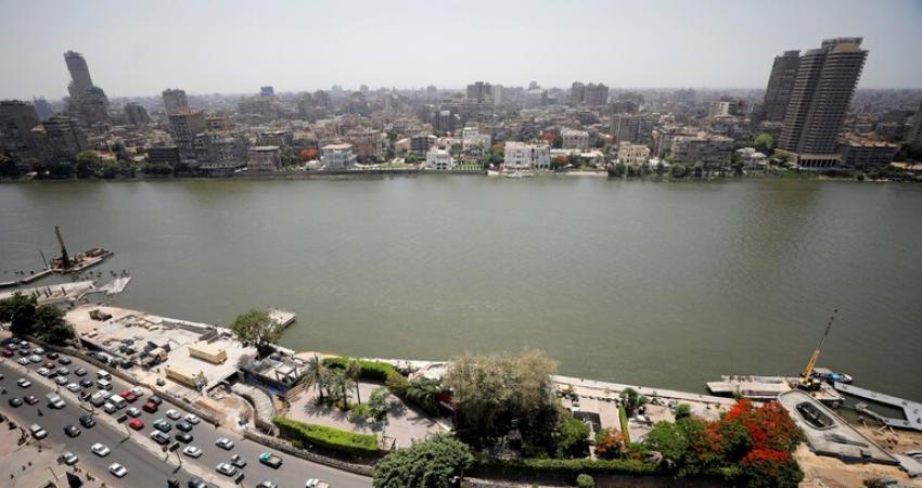 مصر.. ضبط مواطن وزوجته عرضا طفلتهما للبيع عبر "فيسبوك"