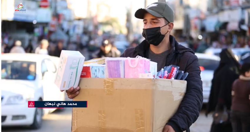 يقاومون الفقر والكورونا معاً.. فتية يمتهنون بيع الكمامات في شوارع غزة