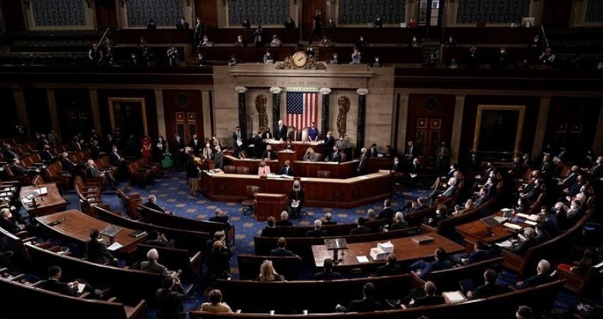 محتج يجلس على مقعد رئيس مجلس الشيوخ الأمريكي