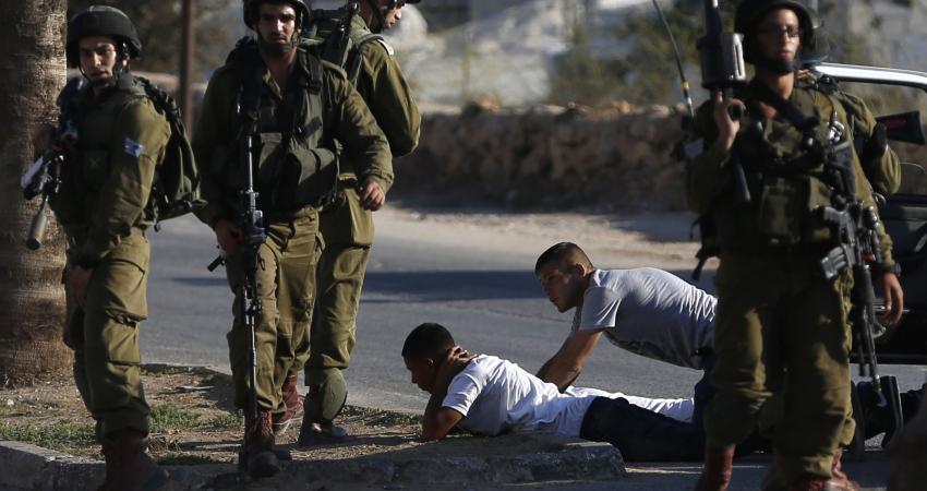 الاحتلال يعتقل 10 مواطنين في الخليل والقدس