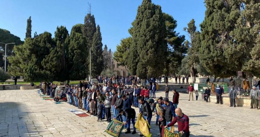 آلاف المصلين يؤدون صلاة الجمعة في المسجد الأقصى