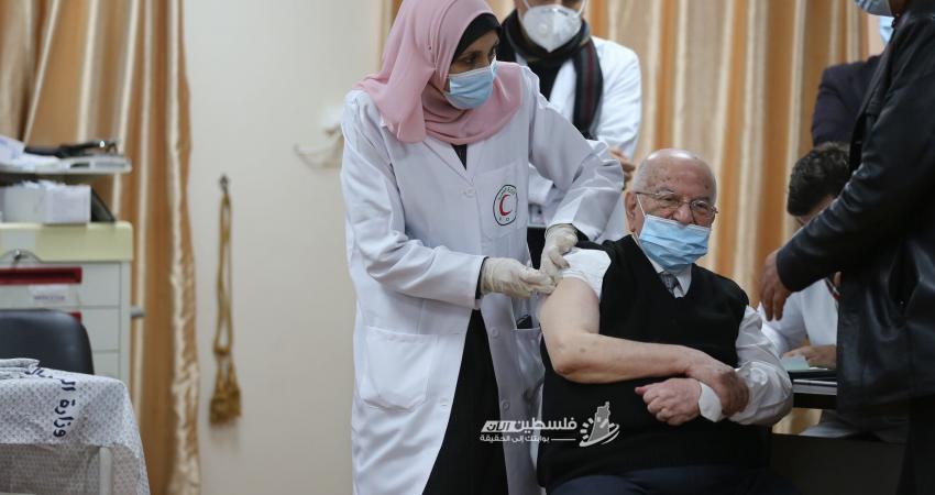 وزير الصحة الأسبق رياض الزعنون أول من تلقى جرعة لقاح كورونا
