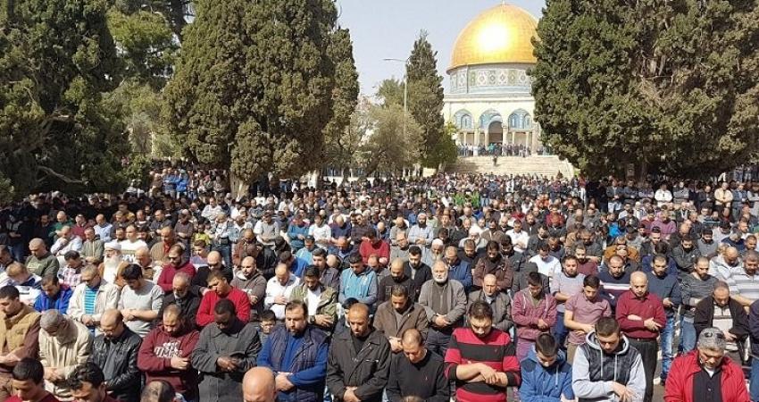 30 ألف مصل يؤدون "الجمعة" في رحاب المسجد الأقصى