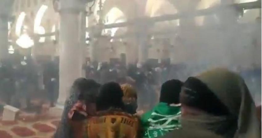 لحظة اقتحام الاحتلال للمسجد الأقصى والاعتداء على الشبان الفلسطينيين