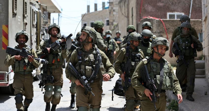 الاحتلال يواصل اقتحام عقربا ويفجر غرفة زراعية