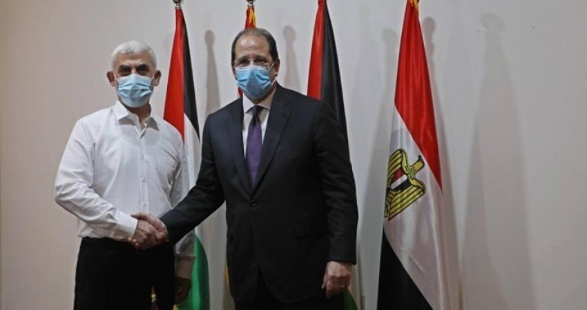 هكذا تفاعل ناشطون مع صورة عباس كامل ومصافحته للسنوار