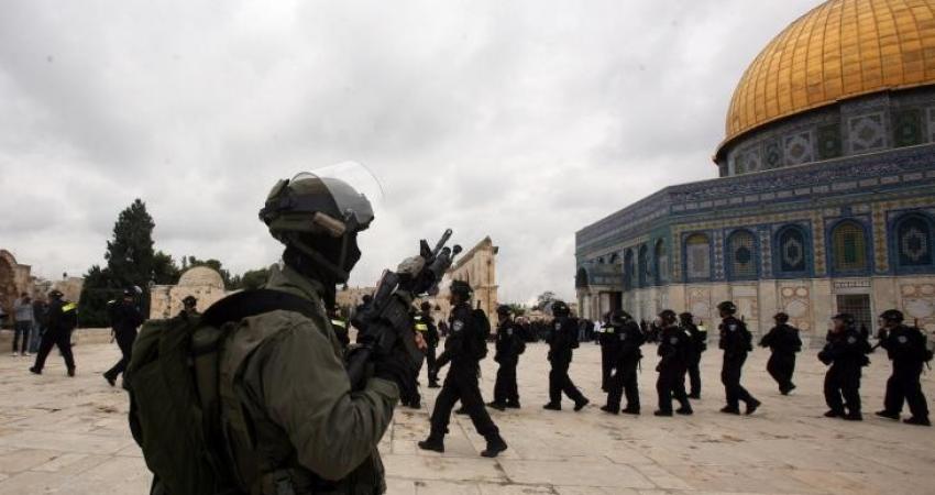 اعتقالات خلال اشتباكات مع قوات الاحتلال في باحات المسجد الأقصى