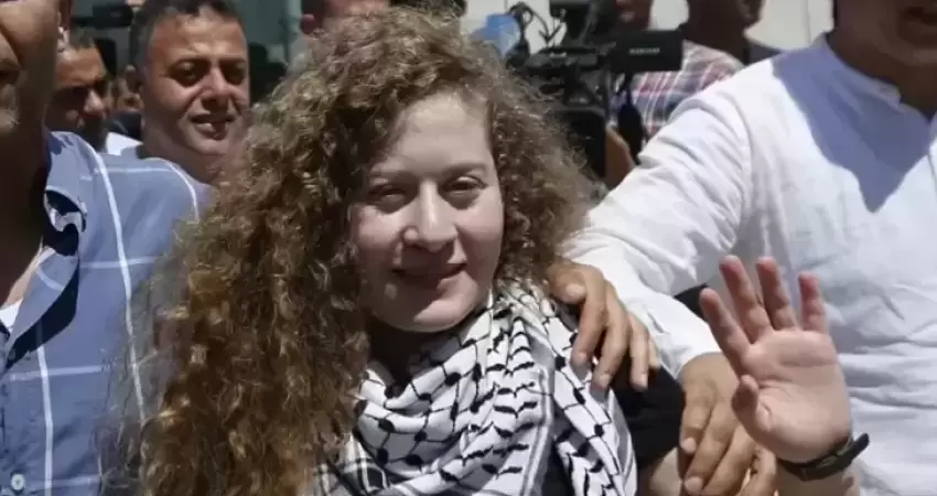 عهد التميمي تُعقب على قرار عائلتها بالتبرئة من شقيقها