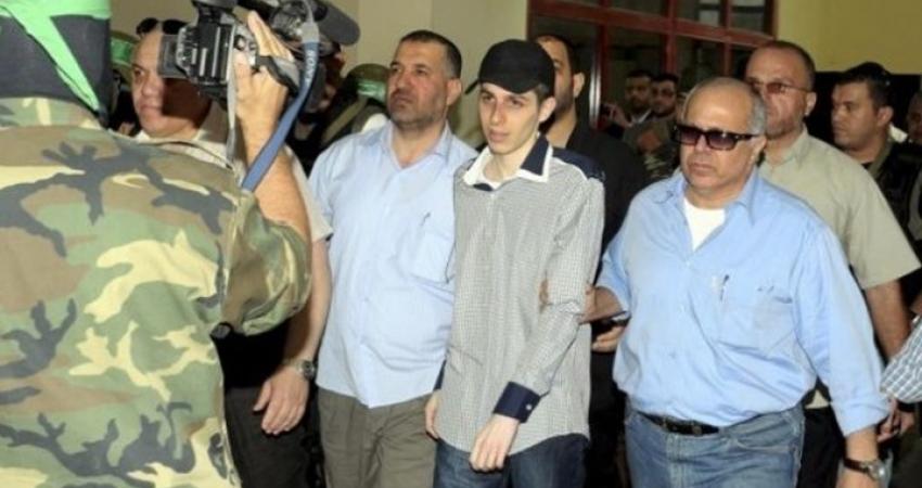 نشطاء يتداولون لقاءات لعباس طلب فيها تسليم شاليط بلا مقابل
