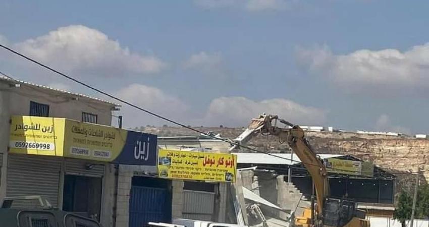الاحتلال يهدم مخازن ومنشآت غرب نابلس