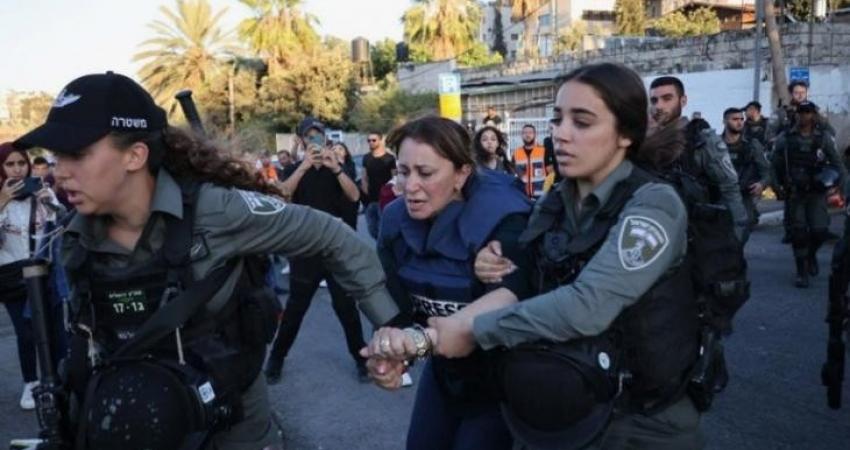 لحظة اعتداء الاحتلال على مراسلة الجزيرة جيفارا البديري واعتقالها