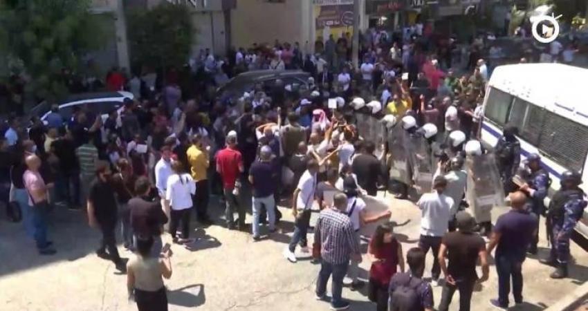 إصابة شاب خلال قمع أجهزة السلطة لتظاهرة مُنددة باغتيال الناشط نزار بنات