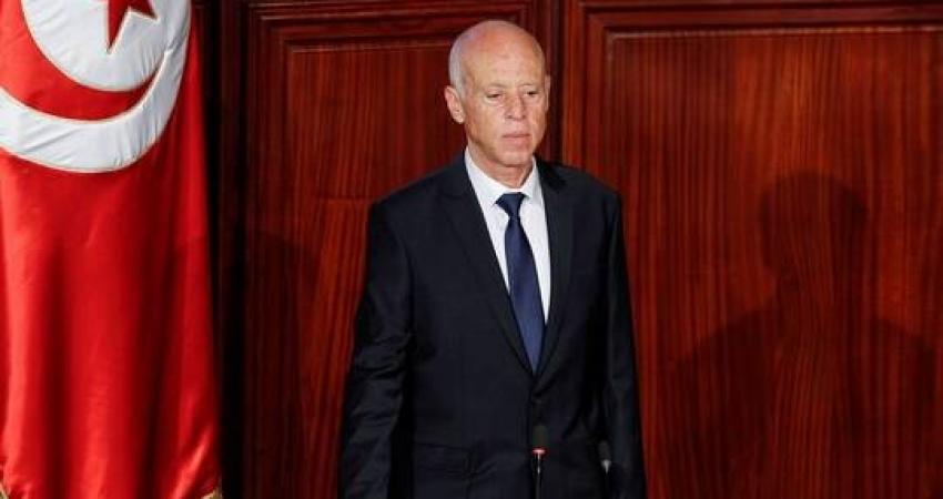 الرئيس التونسي يعفي رئيس الوزراء من منصبه ويجمد سلطات البرلمان