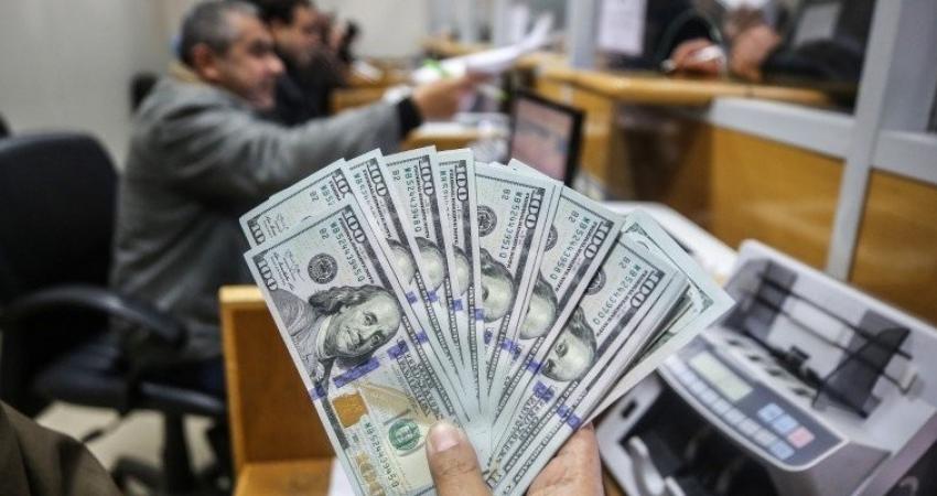 قناة عبرية تكشف عن آلية جديدة لدخول الأموال القطرية لقطاع غزة
