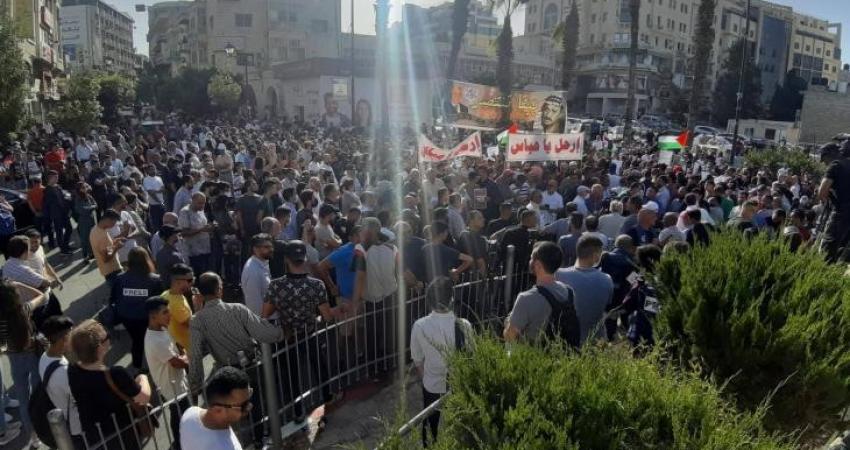 معتصمو رام الله يُطالبون بإقالة حكومة اشتية ورؤساء أجهزة السلطة