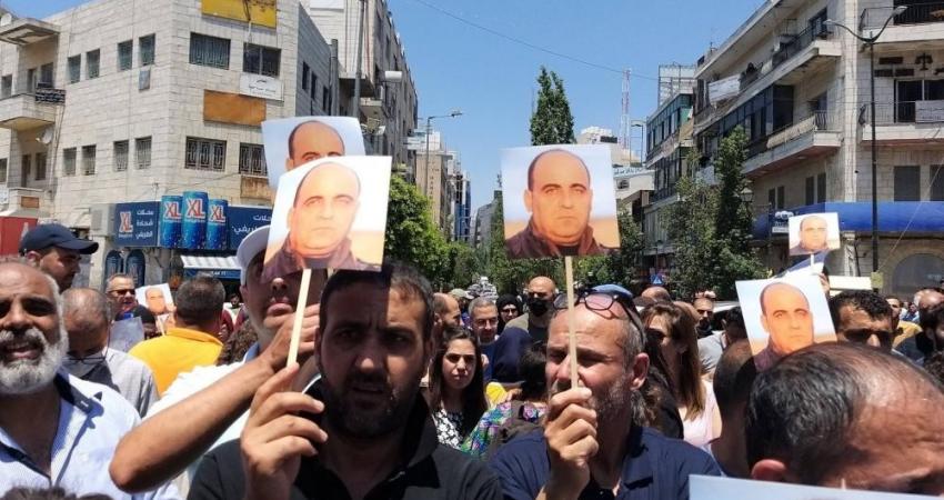 مطالبات برحيل عباس خلال مسيرة منددة باغتيال "بنات" برام الله