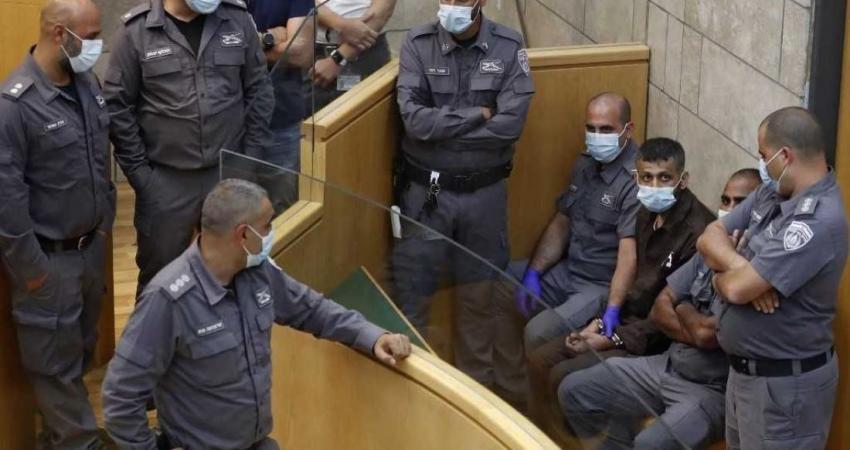 محكمة الاحتلال تمدد اعتقال أربعة أسرى من أبطال عملية "نفق الحرية"
