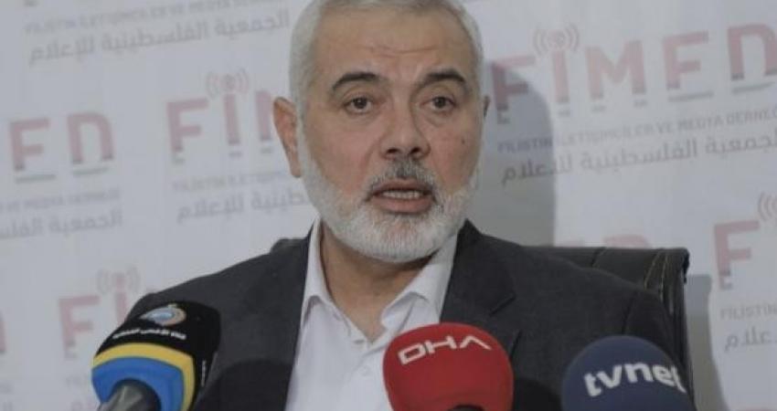 هنية يعزي بوفاة زوجة الشهيد القائد صلاح خلف
