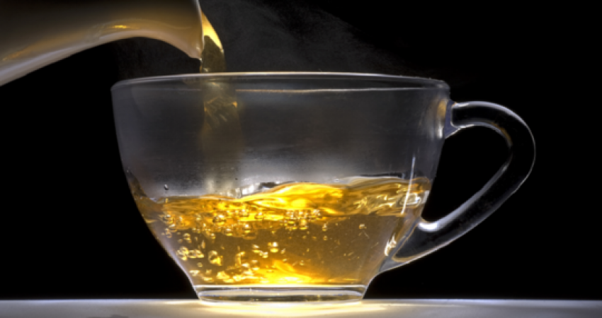 خمس طرق مدهشة لاستخدام الشاي الأخضر للحصول على بشرة متوهجة وشعر أكثر لمعانا