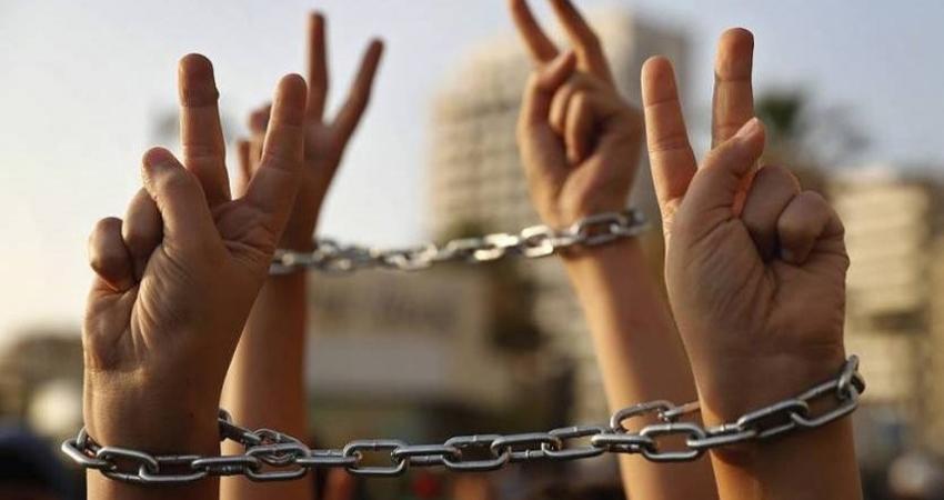 سبعة أسرى يواصلون إضرابهم المفتوح عن الطعام