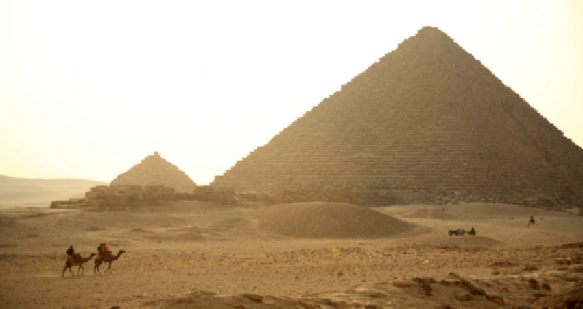 علماء الآثار يحققون ما يسمونه "اكتشاف العمر" تحت شوارع مدينة في مصر!